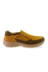 Zapato mocasín de cuero color camel, sin cordones, con elásticos laterales y suela de goma con relieve.