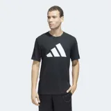 Remera de entrenamiento Adidas, color negro, con cuello redondo y manga corta. Presenta el logo Badge of Sport de Adidas en grande en el frente, compuesto por tres barras blancas en forma ascendente.
