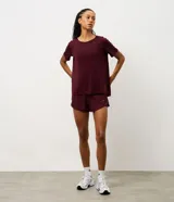 Remera deportiva de manga corta con cuello redondo, confeccionada en poliamida y elastano. Presenta un diseño liso con detalle de recorte en la espalda.