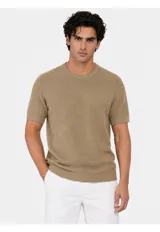 Remera tejida de manga corta y cuello redondo en color beige, confeccionada en mezcla de algodón y lino.