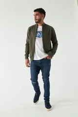 Campera tejida color verde militar, con cuello alto, puños y logo bordado.