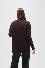 Saco cárdigan de viscosa color marrón, con cuello en V, cierre frontal de botones y diseño holgado de manga larga.