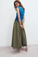 Falda midi negra de tiro alto con cintura elástica y diseño en capa.