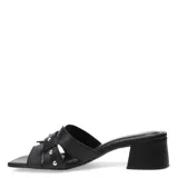 Sandalias tipo zueco de cuero negro con puntera cuadrada, taco bloque bajo y tiras anchas decoradas con tachas metálicas plateadas.