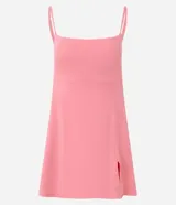 Vestido deportivo color rosado, ajustado al cuerpo, con breteles finos ajustables y gran abertura en la espalda. Incluye short interno.
