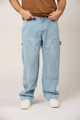 Jean baggy para hombre, color celeste claro, de corte holgado estilo cargo con bolsillos laterales y refuerzos en las rodillas.