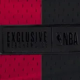 Remera de básquet de los Los Angeles Lakers, color negro con franjas verticales en violeta. Presenta el nombre del equipo en amarillo con borde blanco, el número 23 en blanco y el logo del equipo en el pecho.