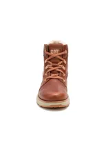 Bota de cuero color marrón con cuello tejido en tono beige, cordones al tono y suela de goma dentada en color arena. Presenta detalles metálicos en los ojales y logo de la marca grabado en el lateral y la lengüeta.