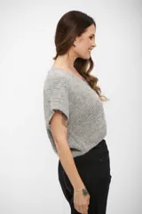 Chaleco de tejido de punto gris, con escote en V y diseño holgado de corte cropped.