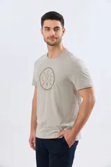 Remera de manga corta con estampa central tono sobre tono de inspiración vintage, cuello redondo y corte clásico.