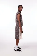 Bermuda unisex de poliéster con estampado de camuflaje y banda lateral color crema con texto en cursiva.