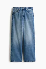 Pantalón de jean de corte wide leg con diseño de cinco bolsillos, confeccionado en denim de algodón rígido con lavado azul clásico.