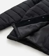 Campera puffer negra con cuello alto, cierre frontal con botones a presión, bolsillos laterales y un bolsillo cargo en el pecho. Presenta un diseño acolchado y forro interior suave.