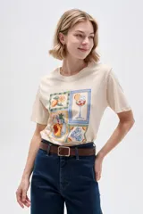 Remera de algodón color beige con cuello redondo y diseño holgado, con estampado frontal de ilustraciones estilo postal con bebidas y frutas.