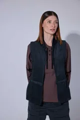 Chaleco de pana color bordó, con cierre frontal de botones y bolsillos laterales.