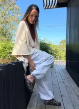 Zueco de cuero color marrón chocolate, con hebilla metálica decorativa, tachas plateadas y bordado artesanal.