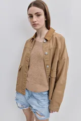 Campera de gabardina tostada, con cuello camisero de pana marrón, cierre frontal de botones metálicos y bolsillos delanteros aplicados con solapa.