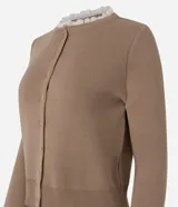 Cardigan de punto marrón de manga larga, con cierre frontal de botones y detalles de encaje blanco en el cuello redondo y los puños.