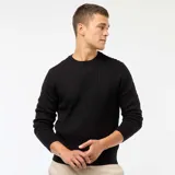 Sweater de punto con cuello redondo y diseño de mini trenzas verticales en toda la prenda. Presenta puños y ruedo acanalados.