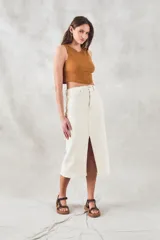 Top negro de algodón peinado, corte crop y cuello redondo.