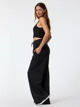 Pantalón deportivo ancho negro de modal, con cintura elástica con cordón de ajuste y bolsillos laterales.