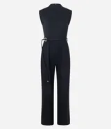 Mono negro sin mangas, con cuello redondo y cierre tipo gota en la espalda. Presenta hombreras marcadas, cintura ajustable con cinturón de lazo y hebilla metálica irregular, y pantalón ancho de pierna acampanada.