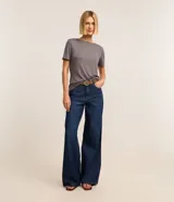 Blusa básica de viscosa y elastano de la marca Cortelle, color mostaza, con escote redondo y mangas cortas.
