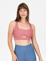 Top deportivo color rosa con escote cuadrado y abertura en el centro del pecho.