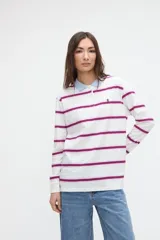 Remera polo de manga larga de algodón con textura suave, diseño a rayas horizontales en tonos beige, marrón y celeste, cuello blanco en contratono y media cartera de botones.