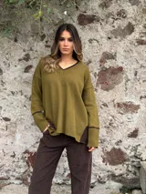 Sweater de punto color verde oliva con cuello en V, mangas largas con puños acanalados en color marrón oscuro y detalles a juego en el cuello y los laterales del ruedo.