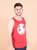 Musculosa roja con estampa circular en el pecho que muestra un paisaje de palmeras.
