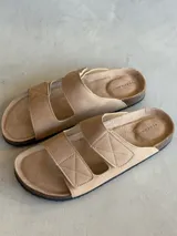 Sandalias planas color camel con doble tira ancha con costuras a la vista y plantilla de corcho.