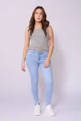 Pantalón chupín celeste de tiro medio con licra.