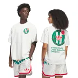 Remera de algodón color blanco con cuello redondo y corte holgado. Presenta un pequeño logo circular con diseño de básquet en el pecho y un estampado gráfico grande en la espalda con la inscripción Adidas World Class Basketball Exhibition.