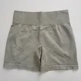 Short deportivo color verde oliva, de tiro alto y corte ajustado.