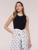 Vestido midi combinado de corte fluido. Presenta un torso ajustado acanalado sin mangas, con cuello redondo y sisas clásicas. Cuenta con cintura elastizada con lazo para anudar y falda evasé con estampado floral y geométrico, finalizando con un volante en el ruedo.