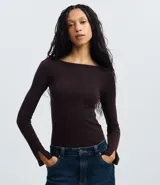 Suéter de punto ajustado en color marrón oscuro, con escote canoa y mangas largas que presentan una pequeña abertura en los puños. Diseño minimalista y versátil con acabado liso.