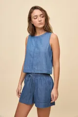 Short de calce relajado en denim azul, con cintura elastizada, cordón ajustable, bolsillos delanteros aplicados y ruedo ancho.