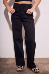 Pantalón de jean negro de corte wide leg y tiro medio.