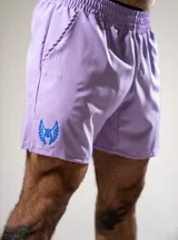 Short deportivo lila con cintura elástica, bolsillos laterales y logo estampado en azul en la pierna izquierda.