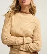 Blusa de punto color blanco con cuello alto y manga larga.