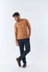 Remera básica de hombre color azul marino, de manga larga, con cuello redondo y logo estampado en el pecho.