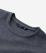 Buzo de cuello redondo y mangas largas con corte oversized. Confeccionado en tejido scuba de estructura firme, presenta un recorte horizontal en el frente que aporta un detalle contemporáneo y minimalista.