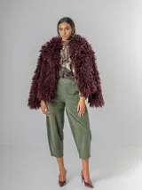 Pantalón tipo carrot de corderoy color verde oliva, con cintura elastizada y largo capri/cropped.