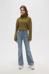 Pantalon jean de corte oxford, color negro, con tiro medio y ruedo desflecado.