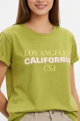 Remera de algodón color beige, de manga corta con vuelta, cuello redondo y corte holgado. Cuenta con un estampado frontal con la inscripción "Manhattan New York East Coast" en tonos celestes.