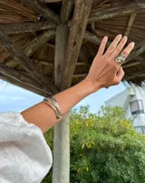 Anillo de diseño orgánico con forma irregular que evoca texturas marinas, con estructura abierta y acabado brillante.