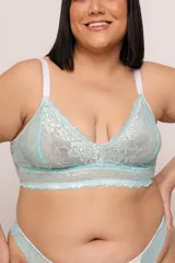 Bralette de encaje color acqua con forro interno, breteles regulables y cierre de ganchos en la espalda.