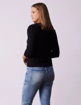 Buzo tejido en hilado fino color blanco, marca Vila Milano. Manga ¾ con pliegue en hombro.
