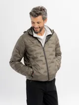 Campera puffer negra con diseño capitoneado, cierre frontal completo y capucha integrada.